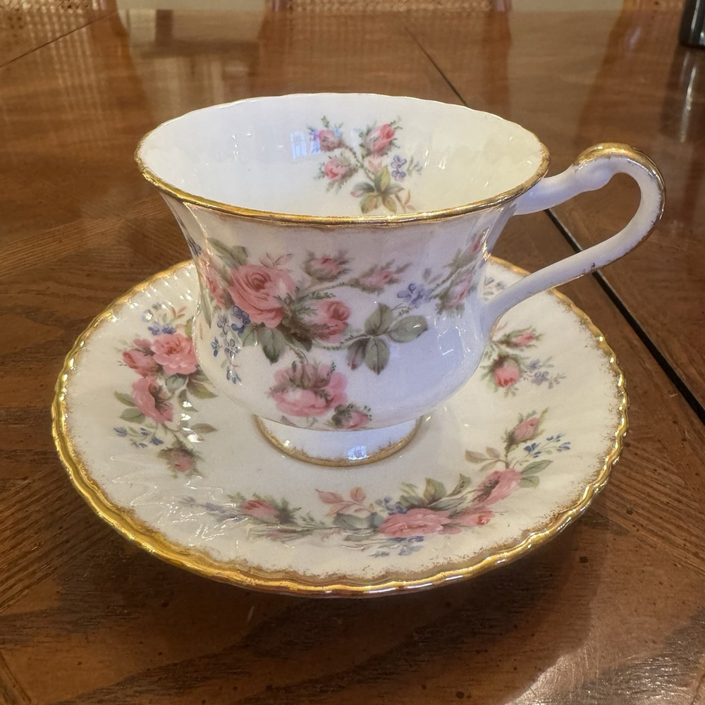 Vtg Paragon Appointment To The Queen Tea Cup & Sauce Set Bone China Gold Trim